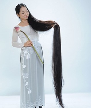 越南第一长发女黄氏兰2.4米长发欣赏