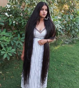 印度长发女Gauri Adhana及腿长发图片22张