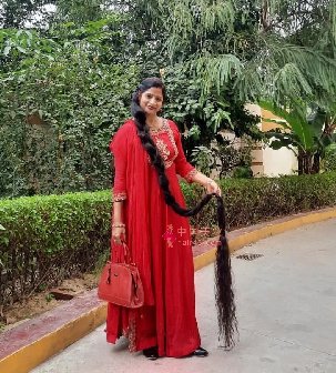 印度长发女Smita Srivastava以236.22厘米长发获在世最长头发吉尼斯世界纪录