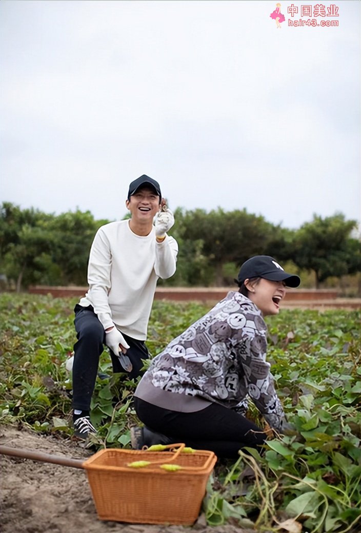 孙俪片场亲自给导演正骨！狂拉胳膊把人吓跑，穿紧身裤双腿超细