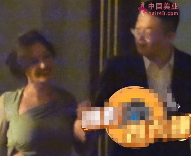 姚笛与高大男子现身酒吧玩乐放松，两人关系十分亲密