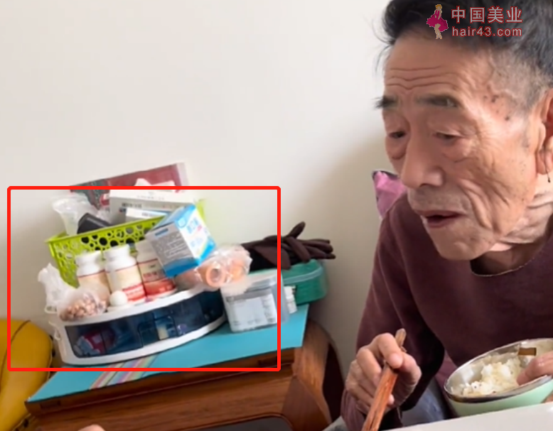 90岁杨少华与儿子斗嘴！说话不小心喷出饭粒，身后一桌子要品抢镜