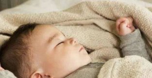 婴幼儿睡觉时出现这4个“小动作”，父母偷着乐，宝宝智商不会低