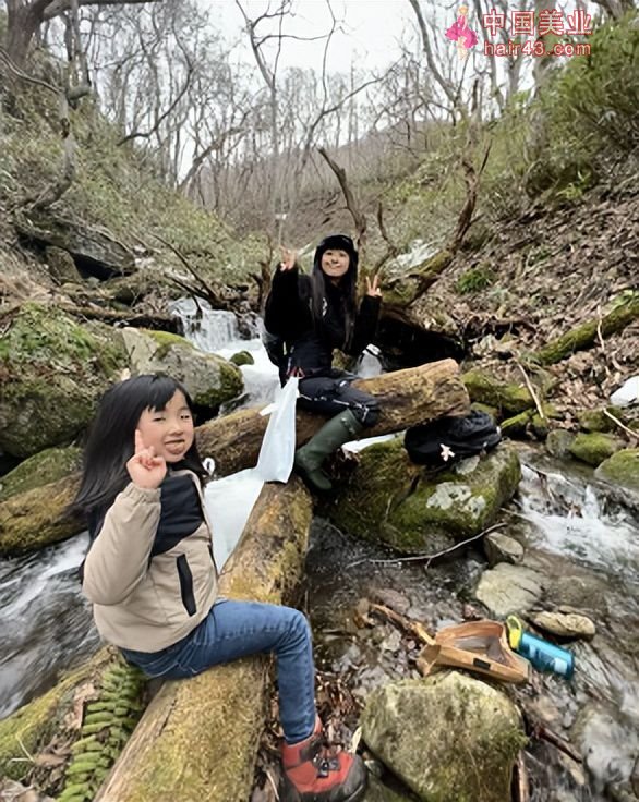 陈奕迅妻子山间摘野菜！打鼻环染头发太新潮，趴在地上不嫌脏