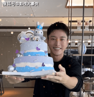 贾乃亮迎来38岁生日，李小璐疑似送上蛋糕，网友喊话：就当是二婚