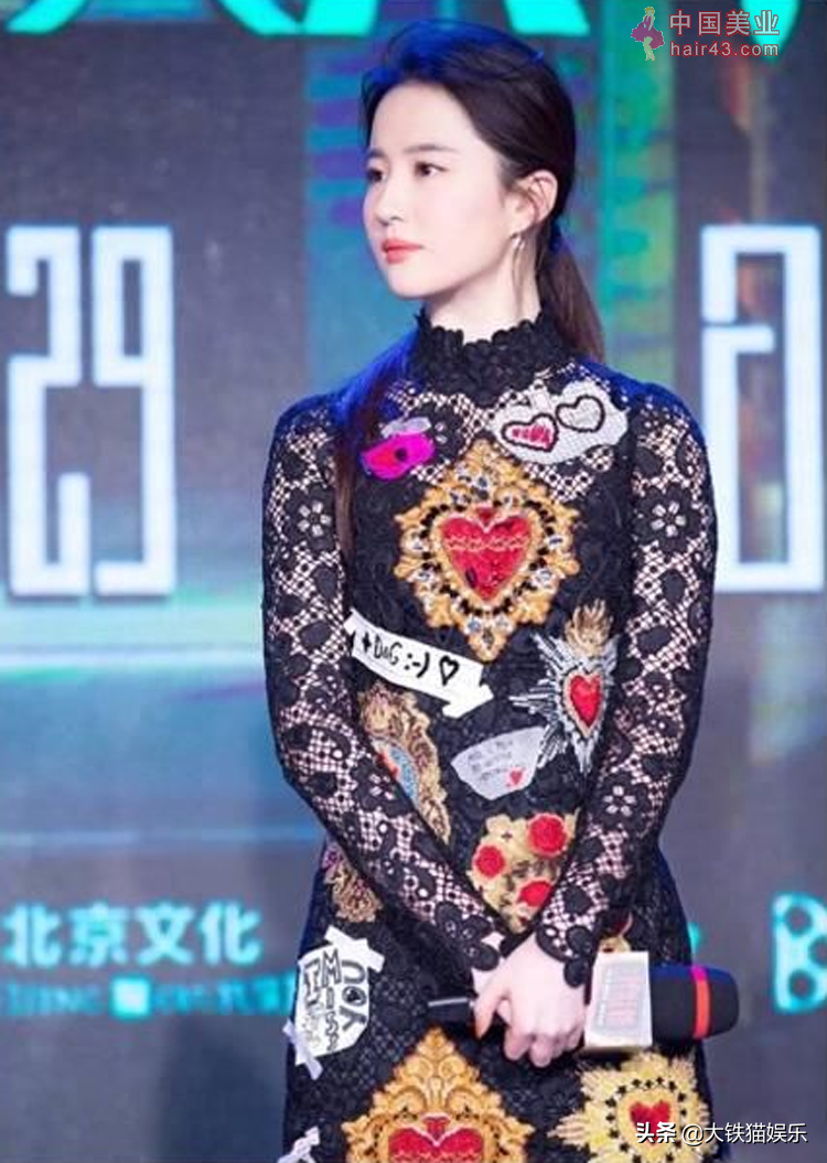 长得貌美如花，衣品却一言难尽的8位女星，个个都是丑衣服收藏家