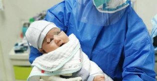 1月龄新冠患儿，市八医院与妈妈同一病区治疗