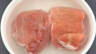 解冻肉制品的方法和技巧，千万不要直接用水去浸泡肉制品
