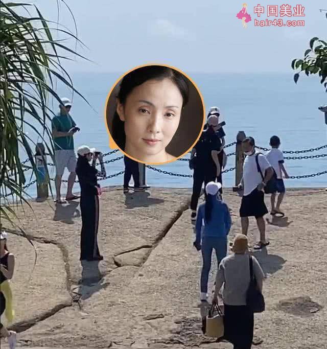 徐峥夫妇三亚游玩被偶遇，陶虹素颜出镜尽显淑女范