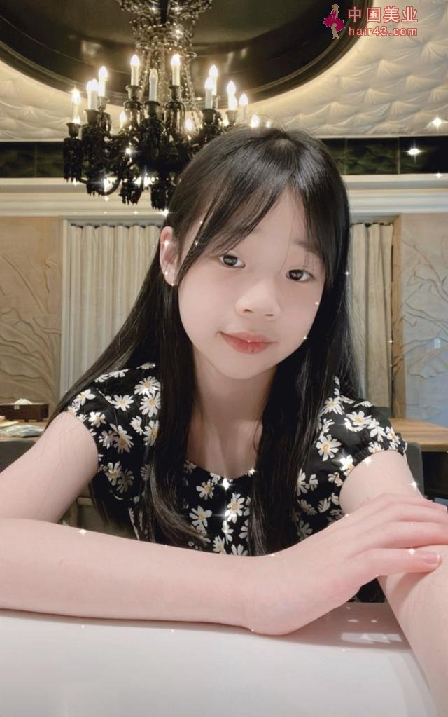 小s10岁小女儿晒自拍，穿衣打扮画风成熟，网友大赞比妈妈漂亮