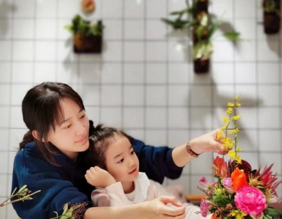 聂远老婆秦子越晒照，腹部凸起遮不住，曾被妈妈女儿轮流催生二胎