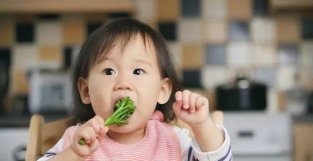 宝宝1岁后，这4个喂养方面的做法要及时调整，以免影响宝宝发育