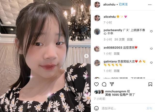 小s10岁小女儿晒自拍，穿衣打扮画风成熟，网友大赞比妈妈漂亮