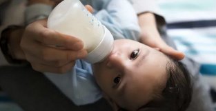 不同年龄段喝不同的乃粉，二段乃粉并不是最适合宝宝的，孩子1岁之后换三段