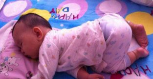 孩子睡觉蹬被子，不只因为热，这些原因家长要重视，否则影响发育