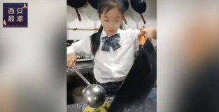 江苏无锡10岁小女孩魔新颠勺走红网络，网友：五星级饭店厨师水平