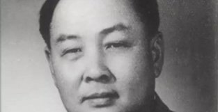 他是原中南军区参谋长，55年授上将，侄子是少将，62岁累死在办公桌