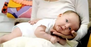 宝宝吃乃睡着了，需要叫醒拍嗝吗？正确的拍嗝方法有3种，你会吗