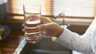 经常喝水对身体有6个好处，饭后半小时不宜喝水，对身体有害