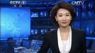 央视主持人李梓萌摘下假发，网友直呼：被发型骗了13年啊！