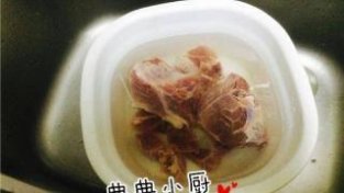 小时候妈妈常会做渣肉，也就是现在说的米粉肉