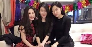 “母女三人照”被当作姐妹花，网友：我全喜欢