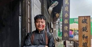 反诈主播陈警官一晚之间变成了油腻的中年男人