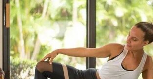 在家膝盖疼痛无力，怎么办？分享一套膝盖理疗瑜伽给你！