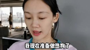 郑恺和苗苗陪孩子玩闹，母女小区里狂奔好疯狂，郑恺被女儿用球砸