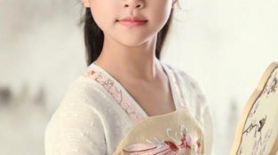 李小璐晒8岁甜馨生日照，古装打扮水灵似小仙女，越来越像妈妈