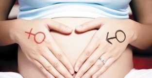 三胎妈妈晒罕见孕肚：悬浮半空向前凸，像塞个西瓜被质疑假孕