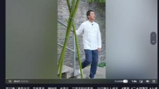 李亚鹏大口吃面好满足！手拿蒲扇满脸是汗，头顶稀疏泛白显苍老