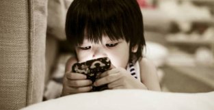 孩子沉M手机怎么办？父母该不该给孩子用手机？