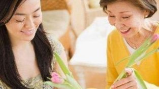 新的“婆媳关系”正在流行，相处模式令人羡慕，婆婆过得更开心