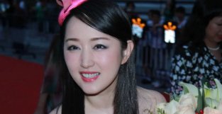 赖文峰娶妻生子，杨钰莹却至今未婚，她在追求什么？