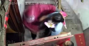 马上评｜“雨衣男”被拘，请用严刑重罚打捞女新安全感