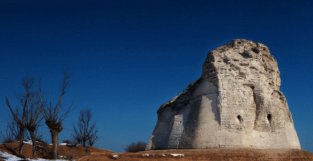 古代为增加城池防御功能建造瓮城，先已知最早者为匈奴建造