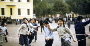 老照片：70年代的伊朗女学生，民国时期在哈尔滨街头乞讨的欧洲人