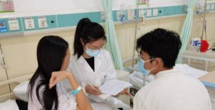 深圳：医学本科生穿上红马甲，走进病房倾听生命故事