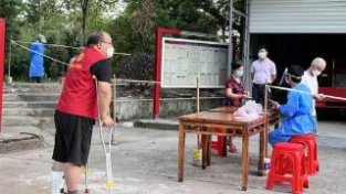 “村两委只剩我一个驻守”浙江义乌核酸检测现场有位“拐杖”村书记