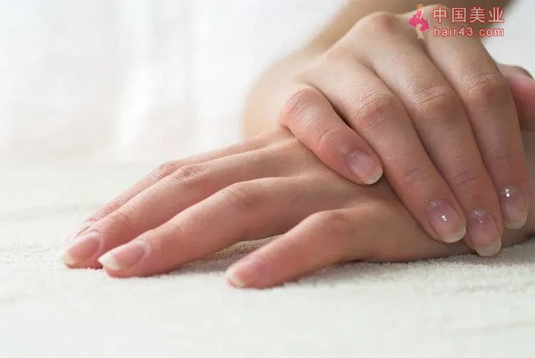 指甲若出现4种症状，可能是癌或疾病的征兆，留心观察
