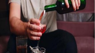 患上高血压的人群，喝酒也能够活血化瘀、保护血管？一文揭开疑或
