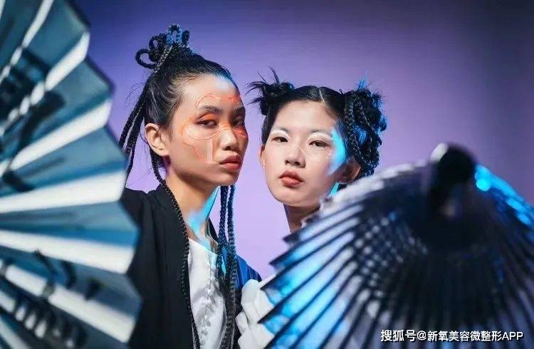 融合时尚=乱穿衣服？女明星们的私服穿搭越来越有记忆点了！