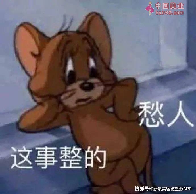 62岁钟楚红近照，身材瘦而不柴，凹凸有致，两条长腿修长匀称！