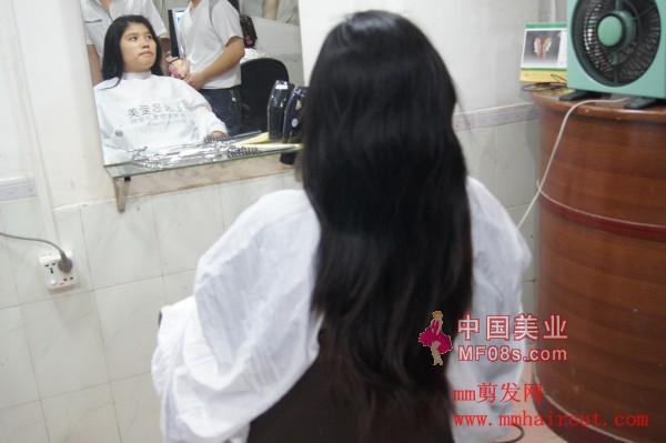 今天上午剪下深圳刘小姐50公分长发,发质非常乌黑,丰厚,此头发160元